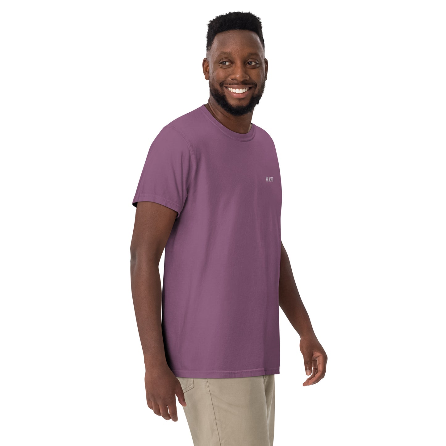 textilgefärbtes Unisex-T-Shirt, vorne bestickt, hinten bedruckt