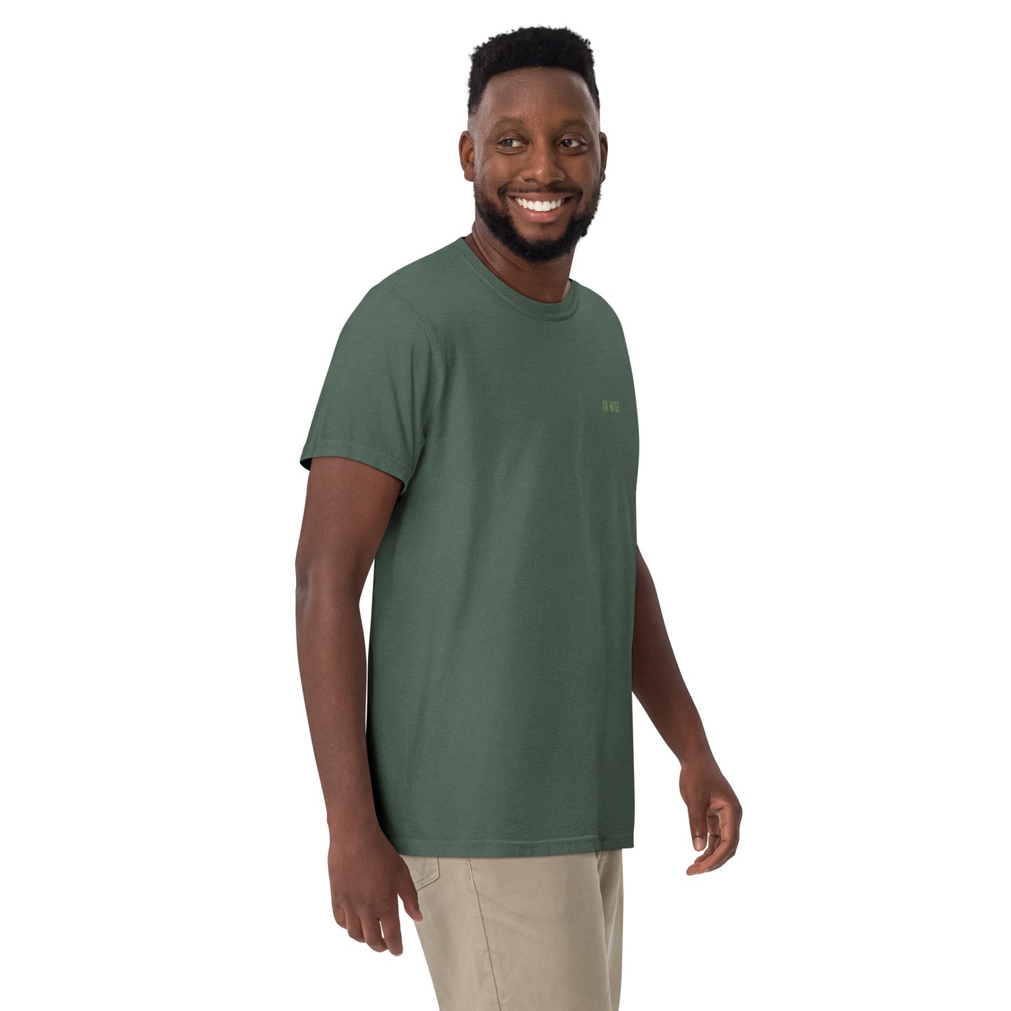 textilgefärbtes Unisex-T-Shirt, vorne bestickt, hinten bedruckt