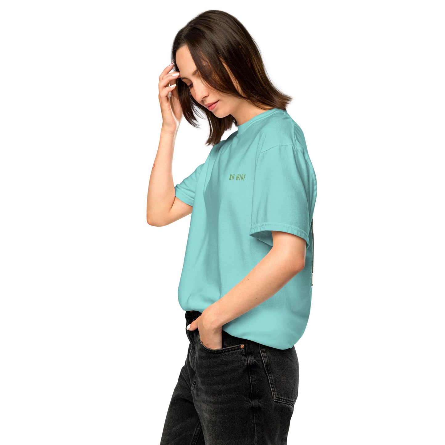 textilgefärbtes Unisex-T-Shirt, vorne bestickt, hinten bedruckt