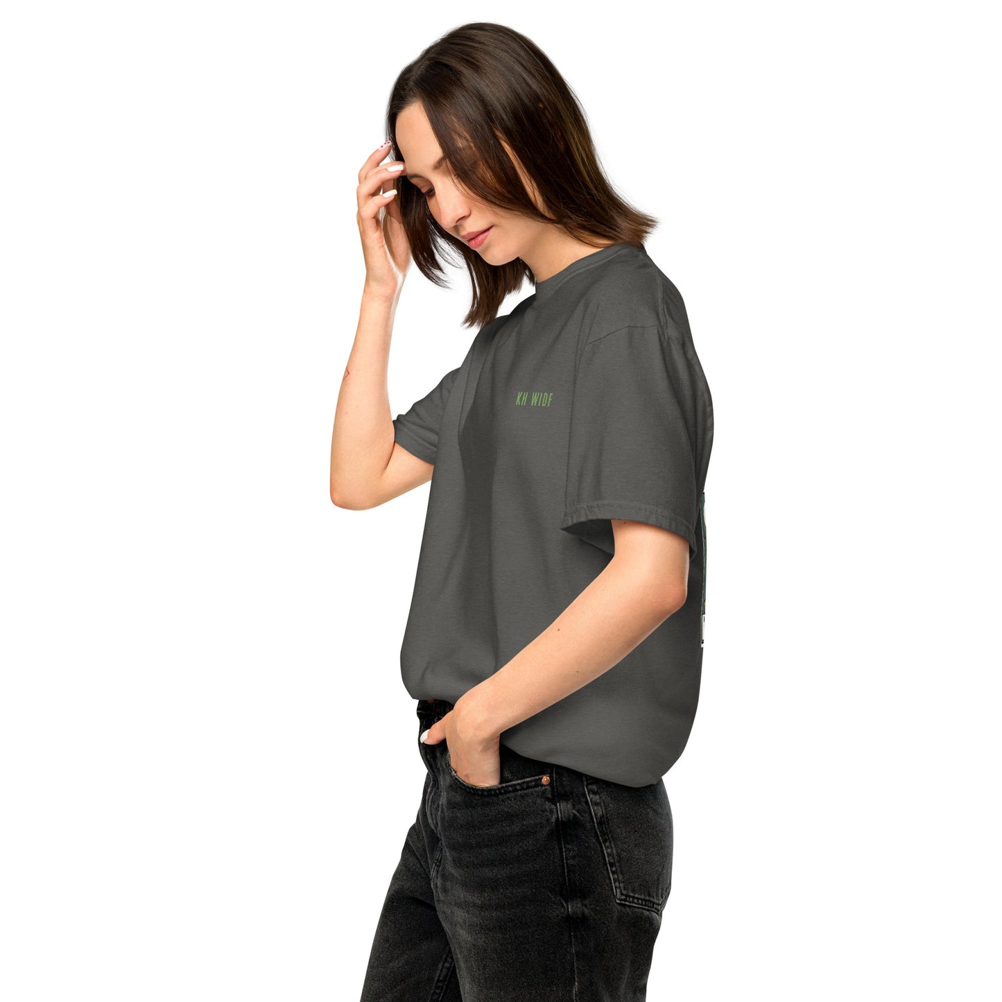 textilgefärbtes Unisex-T-Shirt, vorne bestickt, hinten bedruckt