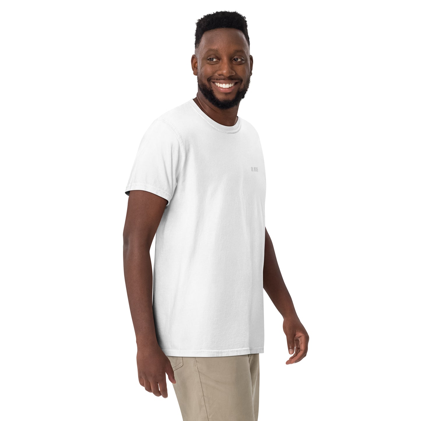 textilgefärbtes Unisex-T-Shirt, vorne bestickt, hinten bedruckt