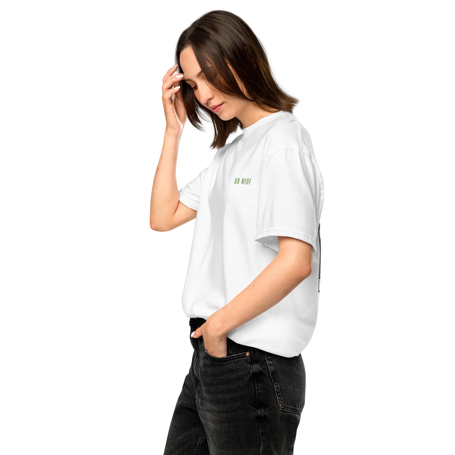 textilgefärbtes Unisex-T-Shirt, vorne bestickt, hinten bedruckt