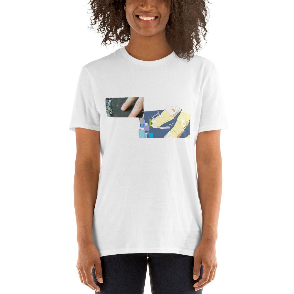 Unisex-T-Shirt Finger auf nassem Stein